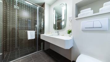Superior Double Room | Bathroom | Shower, rainfall showerhead, hair dryer