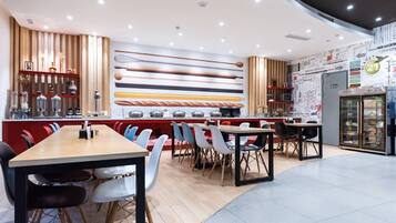 Daily buffet breakfast (CNY 25 per person)