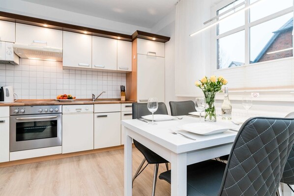 Ugn, diskmaskin och barnstol