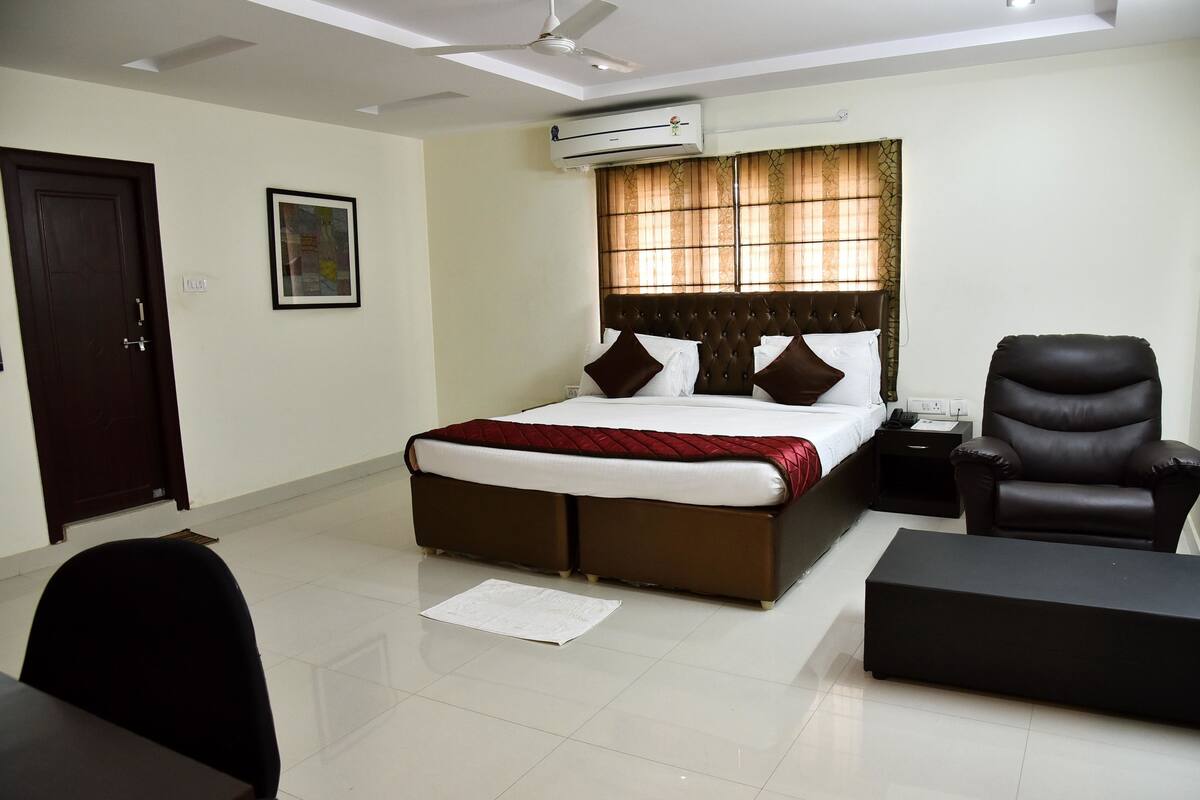 Premium bedding, in-room safe, desk, soundproofing