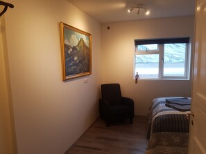 Blackout curtains, cots/infant beds, free WiFi, bed sheets - Bólstaðarhlíð Guesthouse (Blönduós)