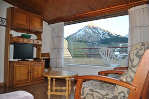 อพาร์ทเมนท์, 1 ห้องนอน | บริเวณนั่งเล่น | ทีวีจอแบน