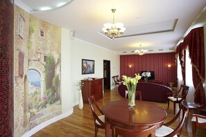 Suite | Living area | Flat-screen TV - Imperial Club Delux (Ulyanovsk)