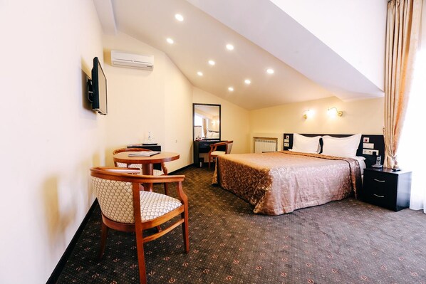 华丽双人房 | 客房内保险箱、办公桌、遮光窗帘、隔音