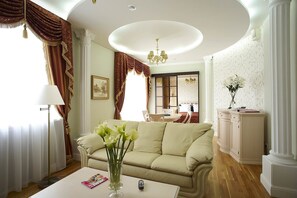 Suite | Living room | Flat-screen TV - Imperial Club Delux (Ulyanovsk)