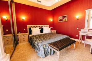 特级套房 | 客房内保险箱、办公桌、遮光窗帘、隔音