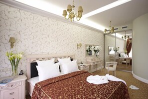 Suite | In-room safe, desk, blackout drapes, soundproofing - Imperial Club Delux (Ulyanovsk)