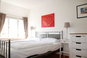 2 bedrooms, travel cot, WiFi, bed sheets