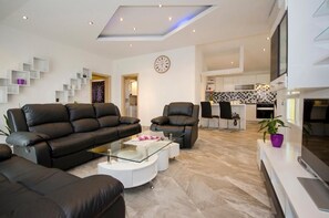 Appartement, 2 chambres, balcon, vue mer | Coin séjour | Télévision à écran plat