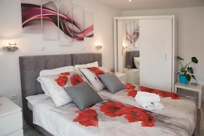 Comfort-Apartment, 1 Schlafzimmer, Balkon, Meerblick | Schreibtisch, Bügeleisen/Bügelbrett, Babybetten, kostenloses WLAN