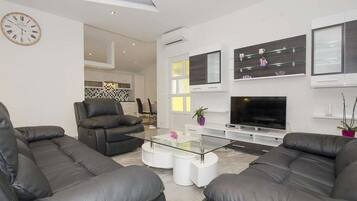 Lägenhet - 2 sovrum - balkong - havsutsikt | Skrivbord, strykjärn/strykbräda, barnsängar och gratis wi-fi