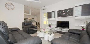 Appartement, 2 chambres, balcon, vue mer | Bureau, fer et planche à repasser, lits bébé (en supplément)