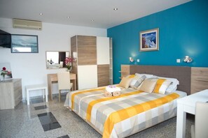 Studio | Bureau, fer et planche à repasser, lits bébé (en supplément)