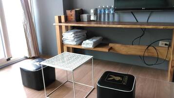 Kamar Quadruple Standar, 1 kamar tidur | Meja kerja, tirai kedap cahaya, Wi-Fi gratis, dan seprai linen