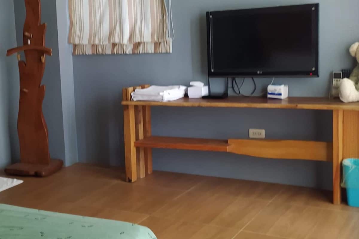 Classic Double Room, 1 Bedroom | Desk, blackout drapes, free WiFi, bed sheets