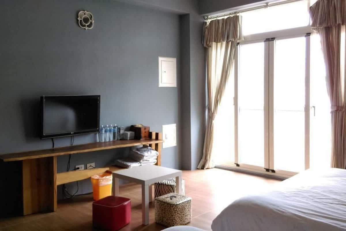 Standard Quadruple Room, 1 Bedroom | Desk, blackout drapes, free WiFi, bed sheets