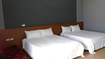 Chambre Quadruple Standard, 1 chambre | Bureau, rideaux occultants, Wi-Fi gratuit, draps fournis