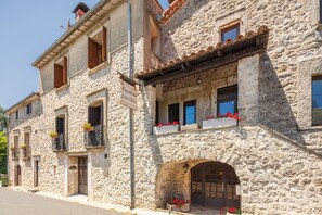 A stone building with a sign indicating it is a hotel. - Le Barry du Grand Chemin (Le Caylar)