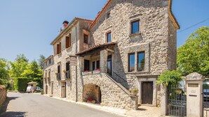Un bâtiment en pierre doté d’un balcon, d’un escalier et d’une enseigne sur laquelle on peut lire « Chambre de Saloire ».