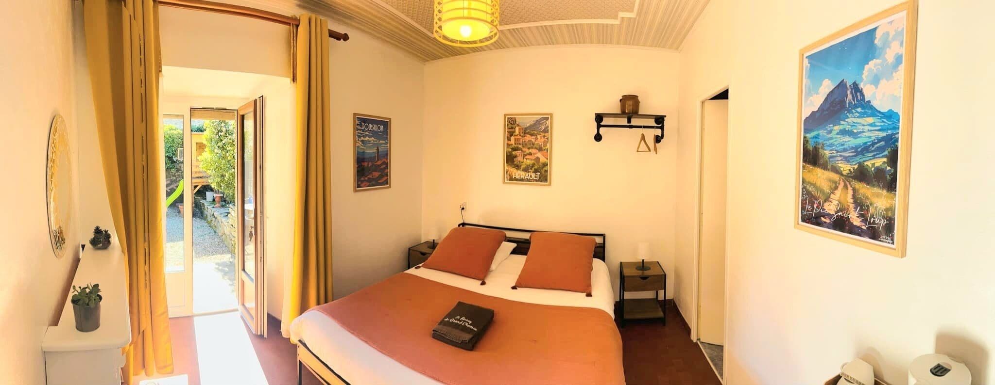 Una camera da letto con un letto, un comodino, una lampada, una mensola a parete con una pianta e un dipinto di un paesaggio con cornice.