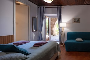 Familie vierpersoonskamer, 1 queensize bed met slaapbank (Jasse) | 1 slaapkamer, individueel gedecoreerd, individueel gemeubileerd