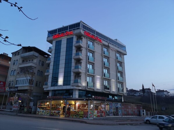 A multi-story hotel with a prominent red sign reading "OSMANLI OTEK". - Osmanli Omtel Otel (Boyabat)