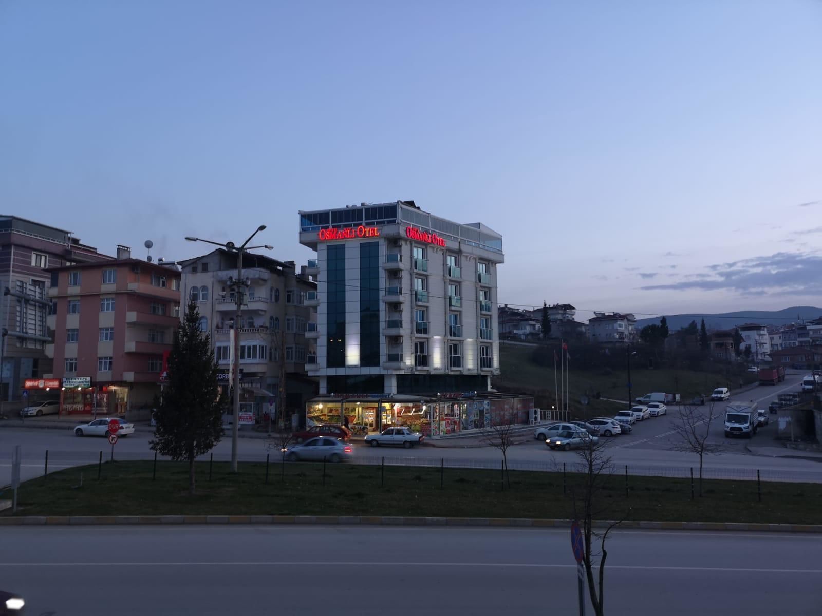 Un hotel dal design moderno, con un cartello ben visibile e un ingresso illuminato.