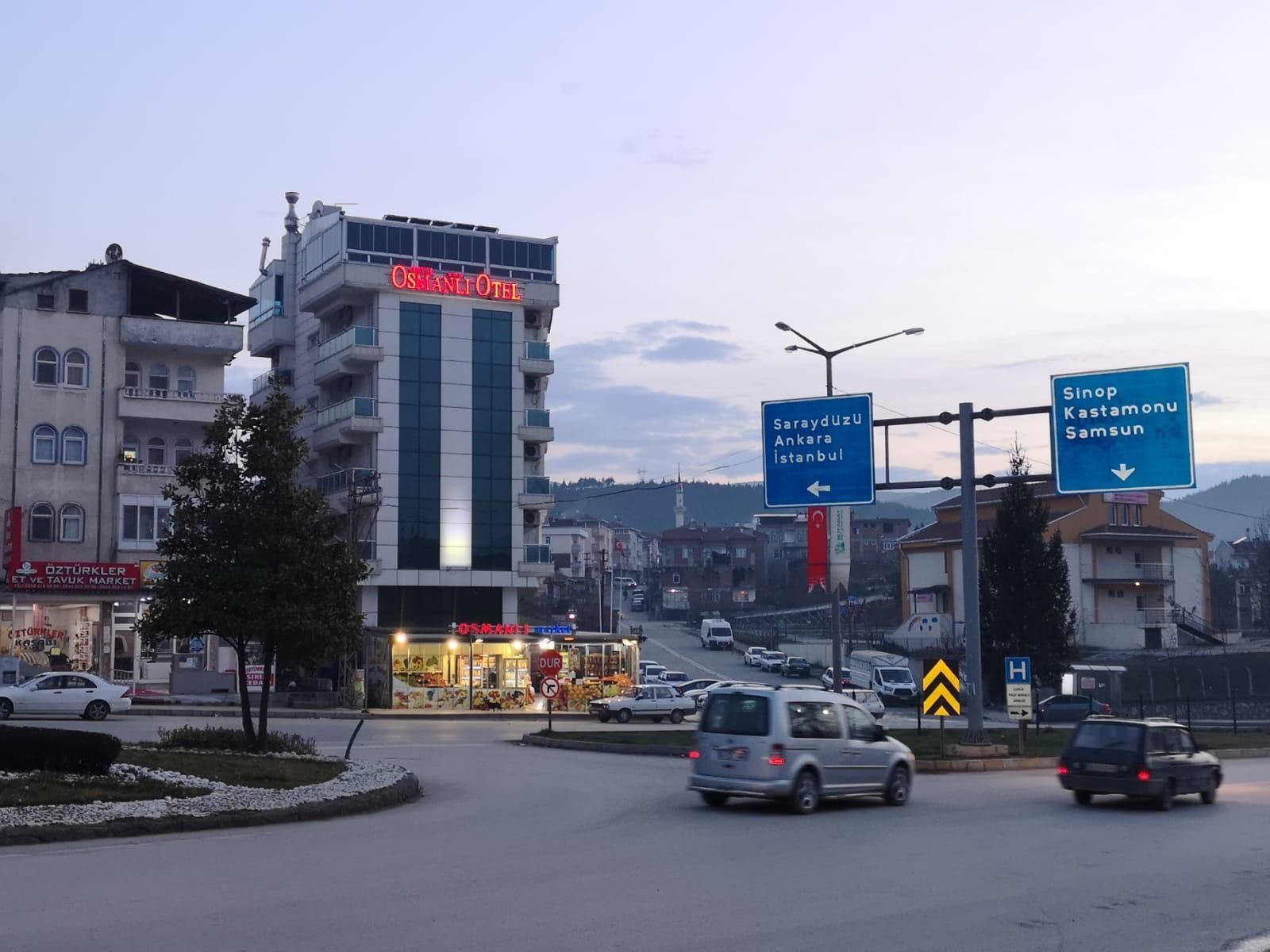 Un edificio moderno con un cartel llamativo que dice 'Osmanli Hotel'.