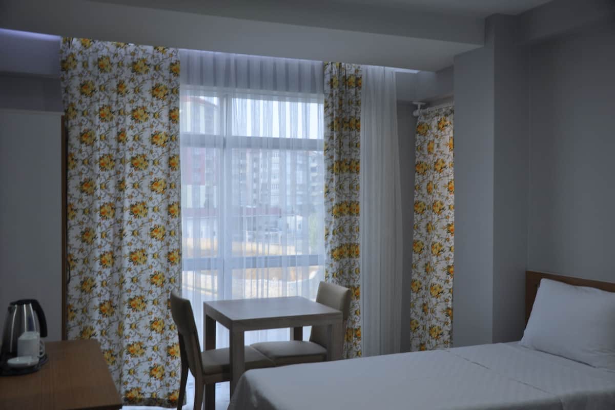 In-room safe, desk, WiFi (free)