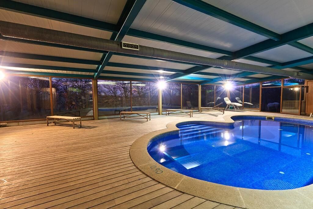 Una piscina cubierta, una piscina al aire libre