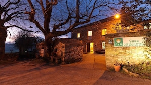 Un bâtiment en pierre avec une enseigne indiquant « Casa Cazoeira » et « ENTRADA », ce qui signifie « Entrée ».