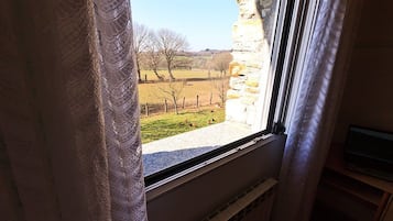 Habitación con 1 cama doble o 2 individuales | Baño | Bañera profunda y cabezal de ducha tipo lluvia