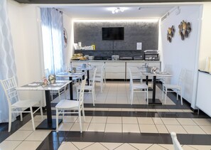 Free daily continental breakfast - Hotel Ayri (Medesano)