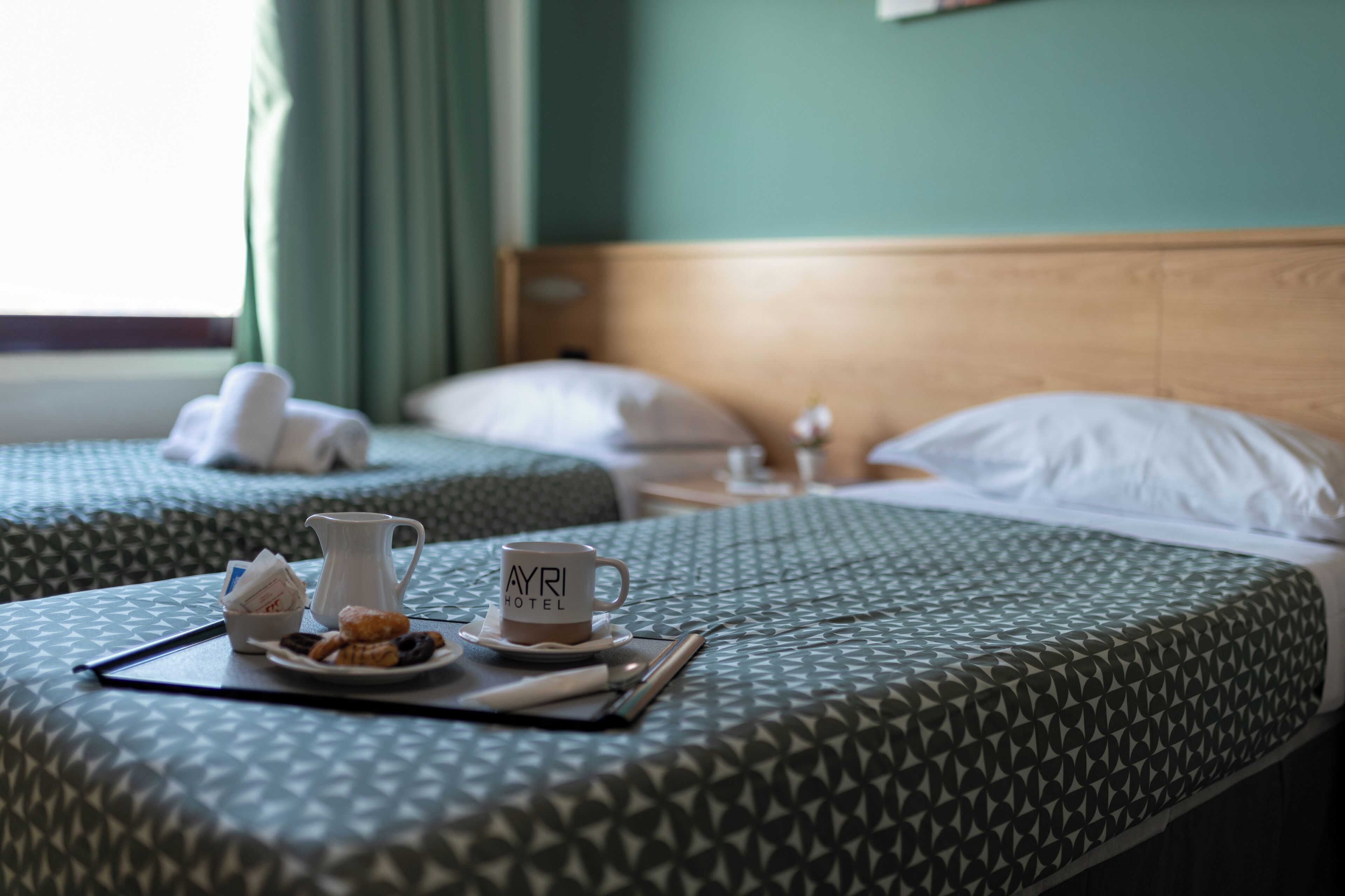 雙床房 | 迷你吧、房內夾萬、書桌、隔音