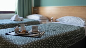 A hotel room with two beds, a breakfast tray on one bed, and a cup labeled "AYRI HOTEL". - Hotel Ayri (Medesano)