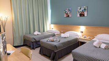 Triple Room | Minibar, desk, soundproofing, free WiFi