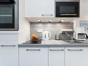 Een koelkast, een magnetron, een oven, een vaatwasser