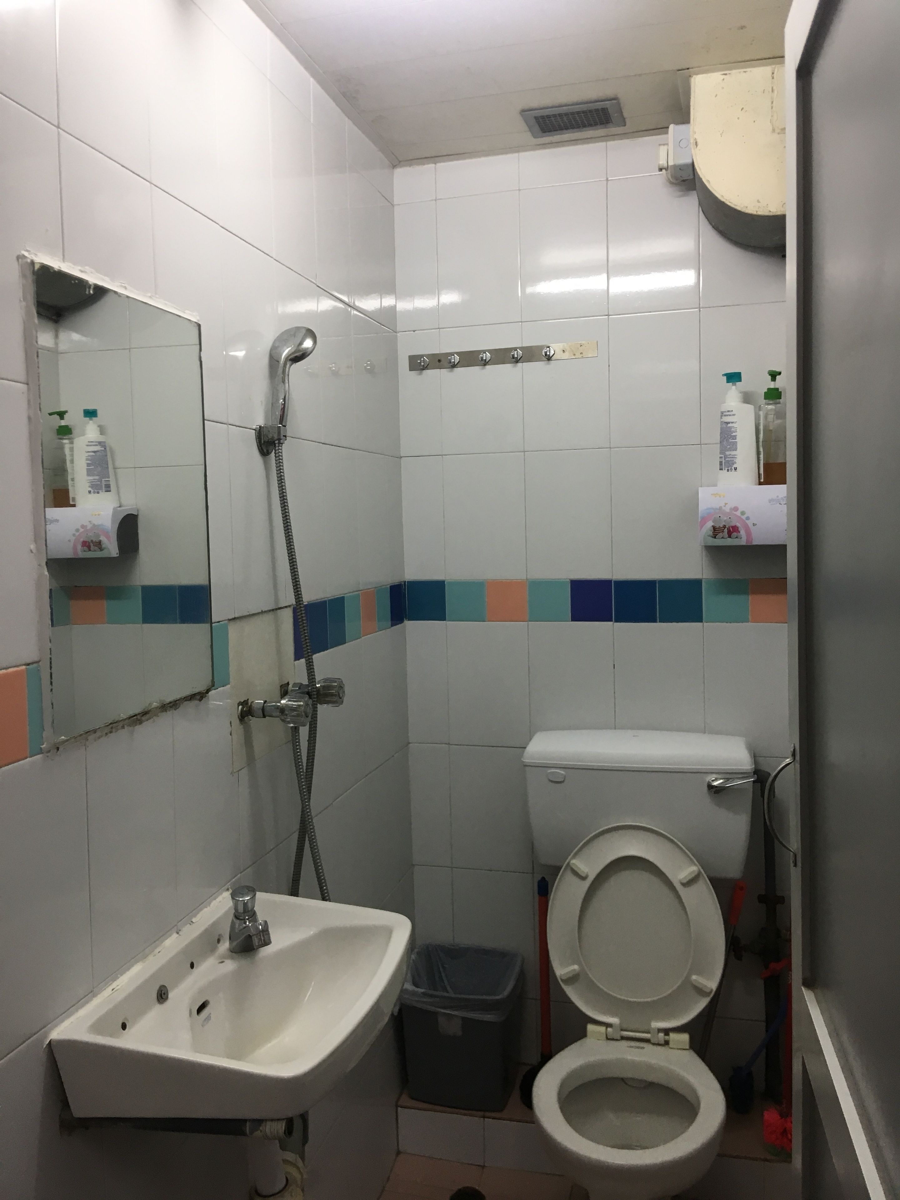 Shower, rainfall showerhead, free toiletries, hair dryer