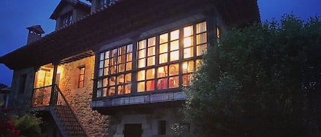 Fachada de la propiedad por la tarde o noche