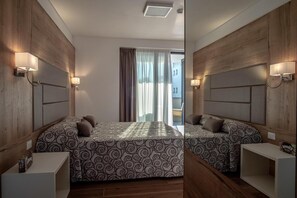 Minibar, in-room safe, individually decorated, individually furnished - Aparthotel Miramare (Grado)
