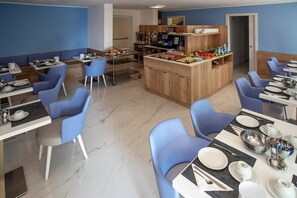 Free daily buffet breakfast - Aparthotel Miramare (Grado)