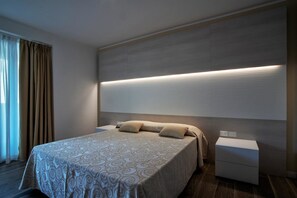 Minibar, in-room safe, individually decorated, individually furnished - Aparthotel Miramare (Grado)