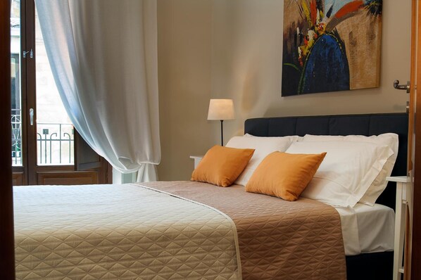 Escritorio, sistema de insonorización, wifi gratis y ropa de cama