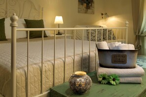 Desk, soundproofing, free WiFi, bed sheets - Xenìa B&B (Piazza Armerina)