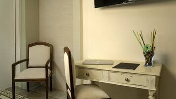 Deluxe Quadruple Room | Desk, soundproofing, free WiFi, bed sheets