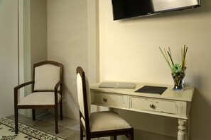 Deluxe vierpersoonskamer | Een bureau, geluiddichte muren, gratis wifi, beddengoed