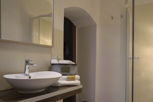 Ducha, artículos de tocador gratuitos, secador de pelo, toallas