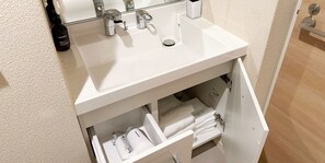 Separate bathtub and shower, free toiletries, hair dryer, slippers - RakutenSTAY×Shamaison Osaka Dekijima Station (Osaka)