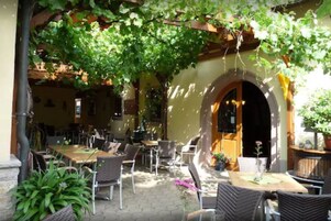 Breakfast, lunch, dinner served; German cuisine 