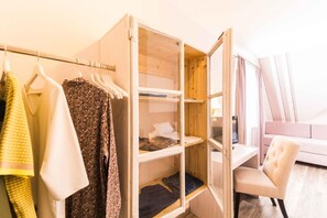 Desk, laptop workspace, blackout drapes, cribs/infant beds - Familienweingut Braun (Volkach)